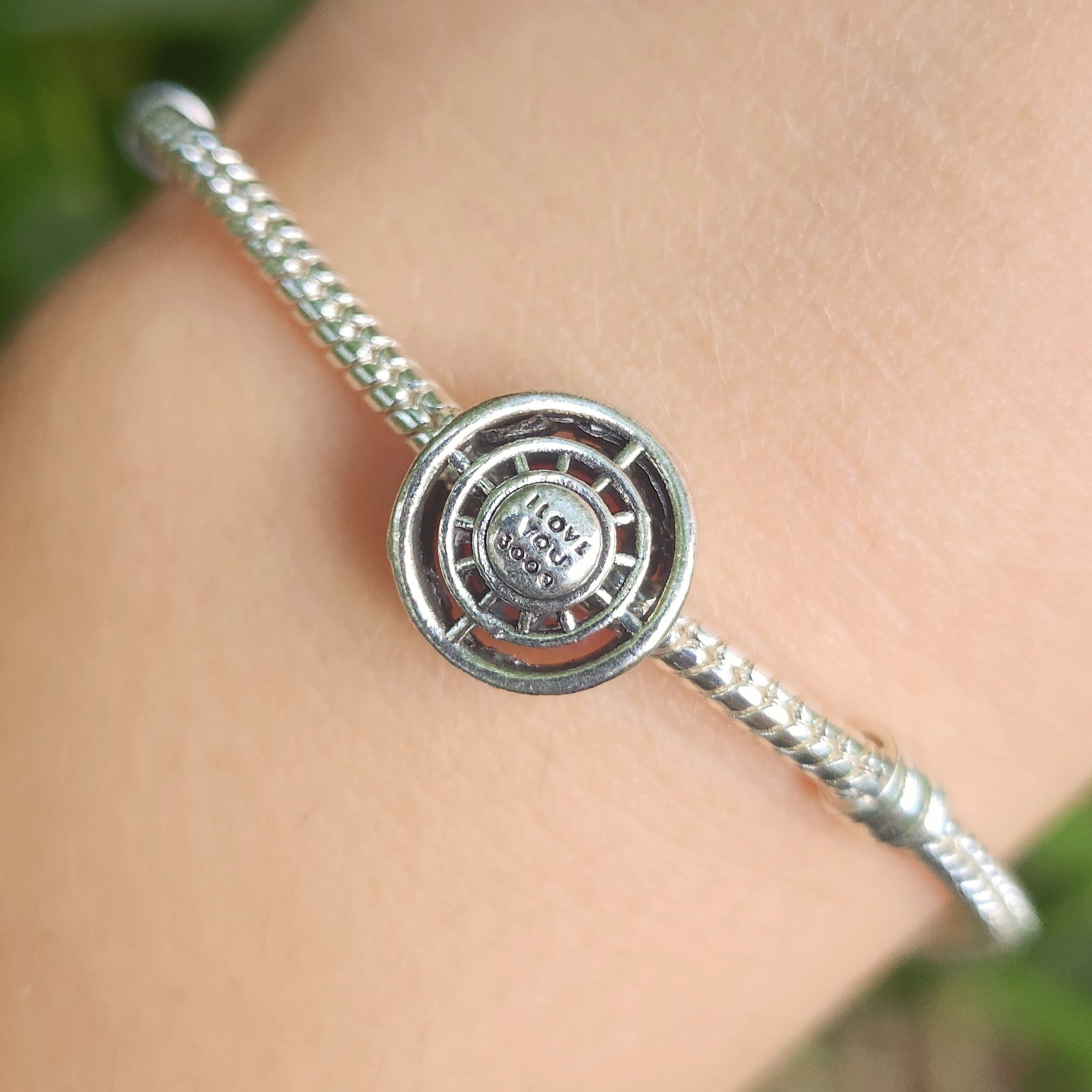 Apportez une touche de technologie et de puissance à votre collection avec ce charm représentant le réacteur d'Iron Man, le cœur énergétique du célèbre super-héros. Fabriqué en argent sterling 925, ce charm de haute qualité est compatible avec tous les bracelets Pandora, assurant une intégration parfaite à votre bijou préféré. Idéal pour les fans d'Iron Man et de l'univers Marvel, ce charm capture l'essence innovante et l'ingéniosité de Tony Stark, ajoutant une note de modernité et de force à votre bracelet