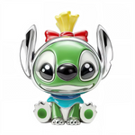 Ce charm met en scène Reuben, le roi des sandwichs, dans une version chibi pleine d’humour: corps vert brillant, grands yeux ronds et truffe noire, affublé d’un nœud rouge et d’un chapeau façon ananas qui accentuent son côté festif. Les oreilles argent polies, les coussinets ronds et la petite cape bleutée ajoutent du relief, tandis que la perle traversante glisse parfaitement sur le bracelet. Idéal pour compléter une équipe d’expériences avec Stitch, Angel ou Sparky et apporter une note exotique.