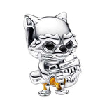 Apporte une touche fun et pleine d’énergie à ton bracelet avec ce charm Rocket Marvel. Inspiré des Gardiens de la Galaxie, ce bijou met en valeur Rocket avec des détails soignés, son attitude malicieuse et un design dynamique qui reflète parfaitement son caractère. Un charm original et audacieux, parfait pour les fans de Marvel et des personnages atypiques.

Caractéristiques :

- Matière : Argent 925 avec détails en émail coloré.
- Design : Rocket avec finitions soignées.
- Dimensions : Taille délicate et c