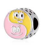 Emmenez vos deux amis préférés partout avec vous grâce à ce charm pendentif en argent 925 à double face : un côté à l’effigie de Bob l’Éponge et l’autre représentant Patrick. Un bijou ludique et plein de bonne humeur qui célèbre l’amitié inimitable de ces deux personnages emblématiques.