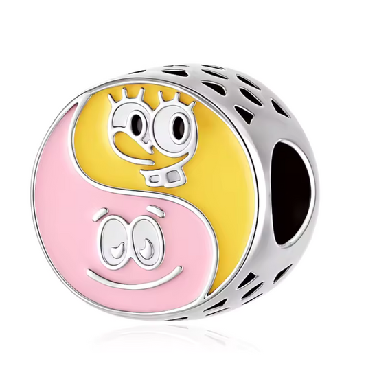 Emmenez vos deux amis préférés partout avec vous grâce à ce charm pendentif en argent 925 à double face : un côté à l’effigie de Bob l’Éponge et l’autre représentant Patrick. Un bijou ludique et plein de bonne humeur qui célèbre l’amitié inimitable de ces deux personnages emblématiques.