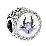 Apporte une touche sombre et élégante à ton bracelet avec ce charm rond Maléfique avec strass. Inspiré de l’univers Disney, ce bijou en argent 925 met en valeur Maléfique dans un design rond raffiné, sublimé par des strass scintillants pour un rendu mystérieux et précieux. Un charm original et puissant, parfait pour les fans de Disney Villains et des pièces de caractère.

Caractéristiques :

- Matière : Argent 925 avec strass et détails en résine.
- Design : Charm rond inspiré de Maléfique avec finitions so