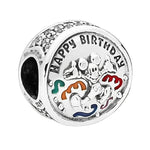 Apporte une touche festive et joyeuse à ton bracelet avec ce charm rond Mickey “Happy Birthday”. Inspiré de l’univers Disney, ce bijou met en valeur Mickey dans un design rond élégant avec une inscription anniversaire, pour un rendu à la fois magique et célébration. Un charm original et plein de bonne humeur, parfait pour marquer un anniversaire spécial.

Caractéristiques :

- Matière : Argent 925 avec détails émaillés et scintillants.
- Design : Mickey rond avec l’inscription “Happy Birthday”.
- Dimensions