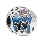Apporte une touche romantique et féerique à ton bracelet avec ce charm rond Mickey et Minnie feux d’artifice. Inspiré de l’univers Disney, ce bijou met en valeur le duo emblématique dans un décor magique avec des feux d’artifice colorés. Un charm original et lumineux, parfait pour les fans de Mickey, Minnie et des pièces pleines de magie.

Caractéristiques :

- Matière : Argent 925 avec détails émaillés et colorés.
- Design : Mickey et Minnie dans un décor de feux d’artifice.
- Dimensions : Taille délicate 