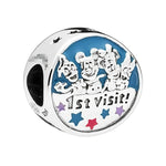 Apporte une touche magique et souvenir à ton bracelet avec ce charm rond Mickey et ses amis “1st visit !”. Inspiré de l’univers Disney, ce bijou en argent 925 met en valeur Mickey et ses amis dans un design rond plein de fantaisie, avec l’inscription “1st visit !” pour célébrer une première visite inoubliable. Un charm original et joyeux, parfait pour garder un beau souvenir Disney.

Caractéristiques :

- Matière : Argent 925 avec détails émaillés et colorés.
- Design : Mickey et ses amis avec l’inscription