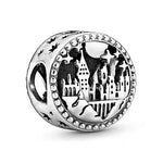 Apporte une touche magique et emblématique à ton bracelet avec ce charm rond Poudlard. Inspiré de l’univers Harry Potter, ce bijou en argent 925 met en valeur le château de Poudlard dans un design rond raffiné, avec des détails gravés qui évoquent l’école de sorcellerie la plus célèbre du monde magique. Un charm original et intemporel, parfait pour les fans de la saga et des pièces symboliques.

Caractéristiques :

- Matière : Argent 925.
- Design : Château de Poudlard en version ronde avec finitions soigné