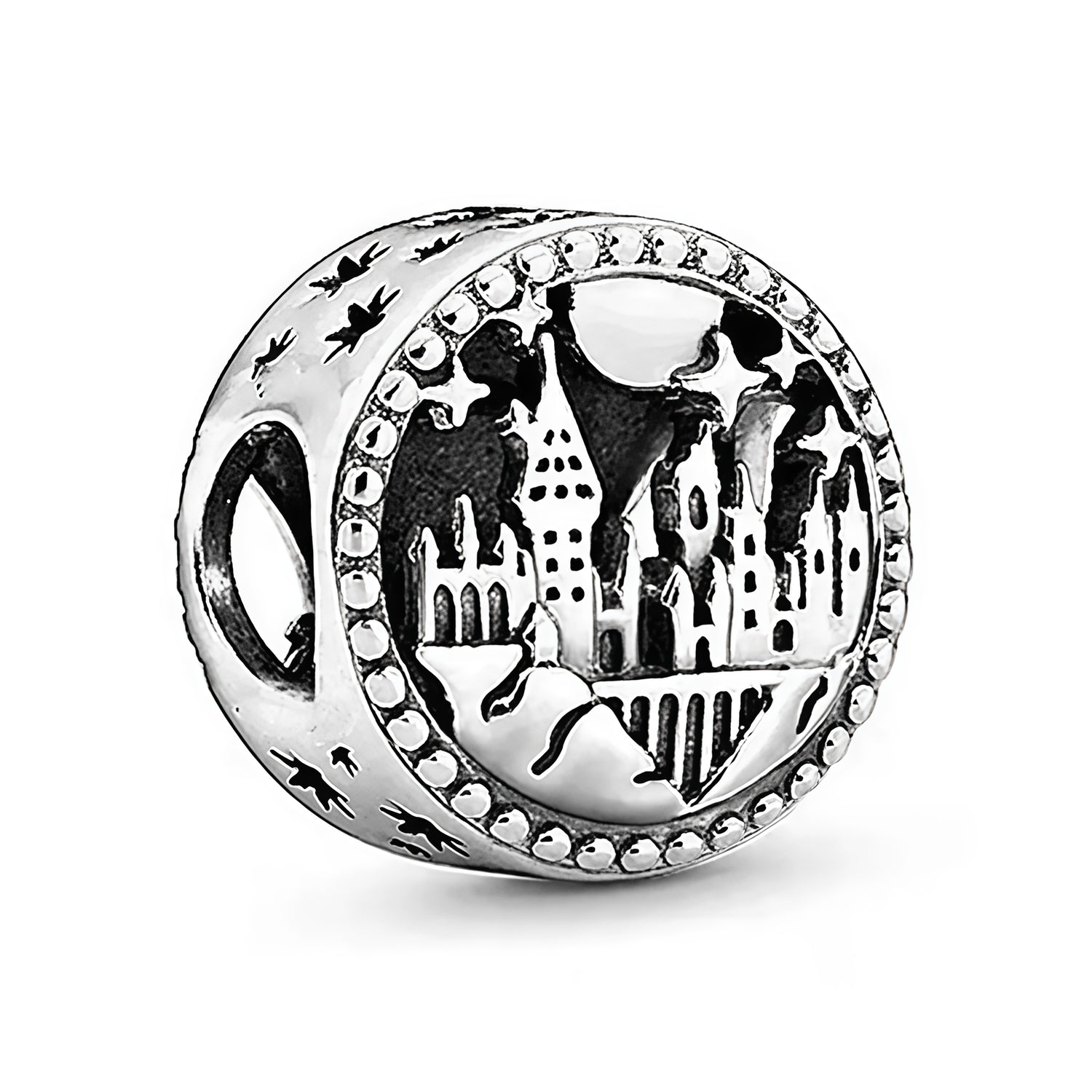 Apporte une touche magique et emblématique à ton bracelet avec ce charm rond Poudlard. Inspiré de l’univers Harry Potter, ce bijou en argent 925 met en valeur le château de Poudlard dans un design rond raffiné, avec des détails gravés qui évoquent l’école de sorcellerie la plus célèbre du monde magique. Un charm original et intemporel, parfait pour les fans de la saga et des pièces symboliques.

Caractéristiques :

- Matière : Argent 925.
- Design : Château de Poudlard en version ronde avec finitions soigné