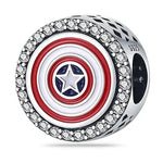 Apporte une touche héroïque et emblématique à ton bracelet avec ce charm rond bouclier Captain America. Inspiré de l’univers Marvel, ce bijou en argent 925 met en valeur le légendaire bouclier du héros dans un design rond, avec ses couleurs rouge, blanc et bleu pour un rendu puissant et reconnaissable. Un charm original et plein de caractère, parfait pour les fans de Captain America et des pièces symboliques.

Caractéristiques :

- Matière : Argent 925 avec détails en résine façon émail.
- Design : Bouclier