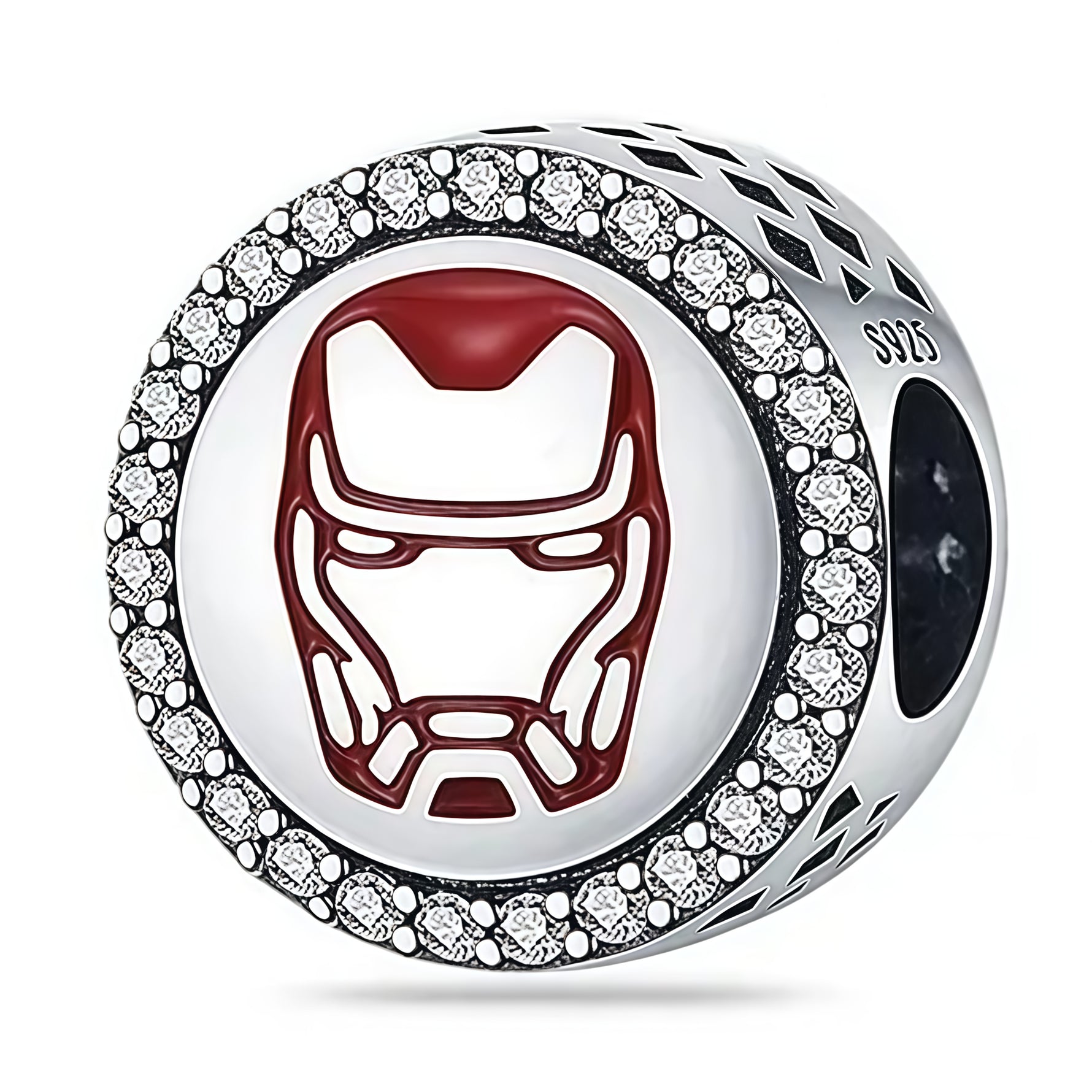 Apporte une touche puissante et moderne à ton bracelet avec ce charm rond casque Iron Man. Inspiré de l’univers Marvel, ce bijou met en valeur le casque emblématique du héros dans un design rond élégant, avec des finitions rouge et doré pour un rendu reconnaissable et spectaculaire. Un charm original et plein de caractère, parfait pour les fans d’Iron Man et des pièces symboliques.

Caractéristiques :

- Matière : Argent 925 avec détails en émail rouge.
- Design : Casque rond d’Iron Man avec finitions soign