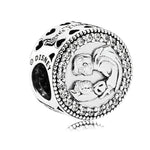 Apporte une touche romantique et féerique à ton bracelet avec ce charm rond inspiré du prince penché sur Blanche-Neige. Tiré de l’univers Disney, ce bijou en argent 925 met en scène le prince dans une pose élégante et symbolique, pour un rendu plein de douceur et de magie. Un charm raffiné et intemporel, parfait pour les fans de Blanche-Neige et des grands classiques Disney.

Caractéristiques :

- Matière : Argent 925 avec détails émaillés.
- Design : Prince penché sur Blanche-Neige avec finitions soignées.