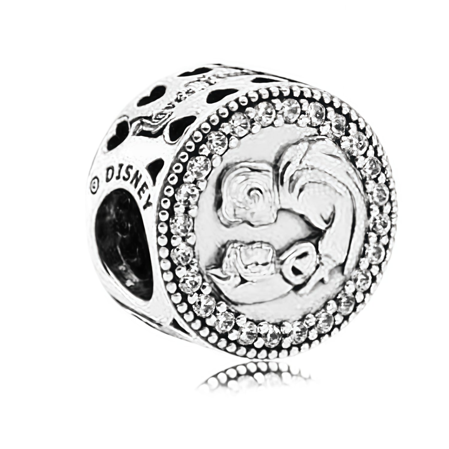 Apporte une touche romantique et féerique à ton bracelet avec ce charm rond inspiré du prince penché sur Blanche-Neige. Tiré de l’univers Disney, ce bijou en argent 925 met en scène le prince dans une pose élégante et symbolique, pour un rendu plein de douceur et de magie. Un charm raffiné et intemporel, parfait pour les fans de Blanche-Neige et des grands classiques Disney.

Caractéristiques :

- Matière : Argent 925 avec détails émaillés.
- Design : Prince penché sur Blanche-Neige avec finitions soignées.
