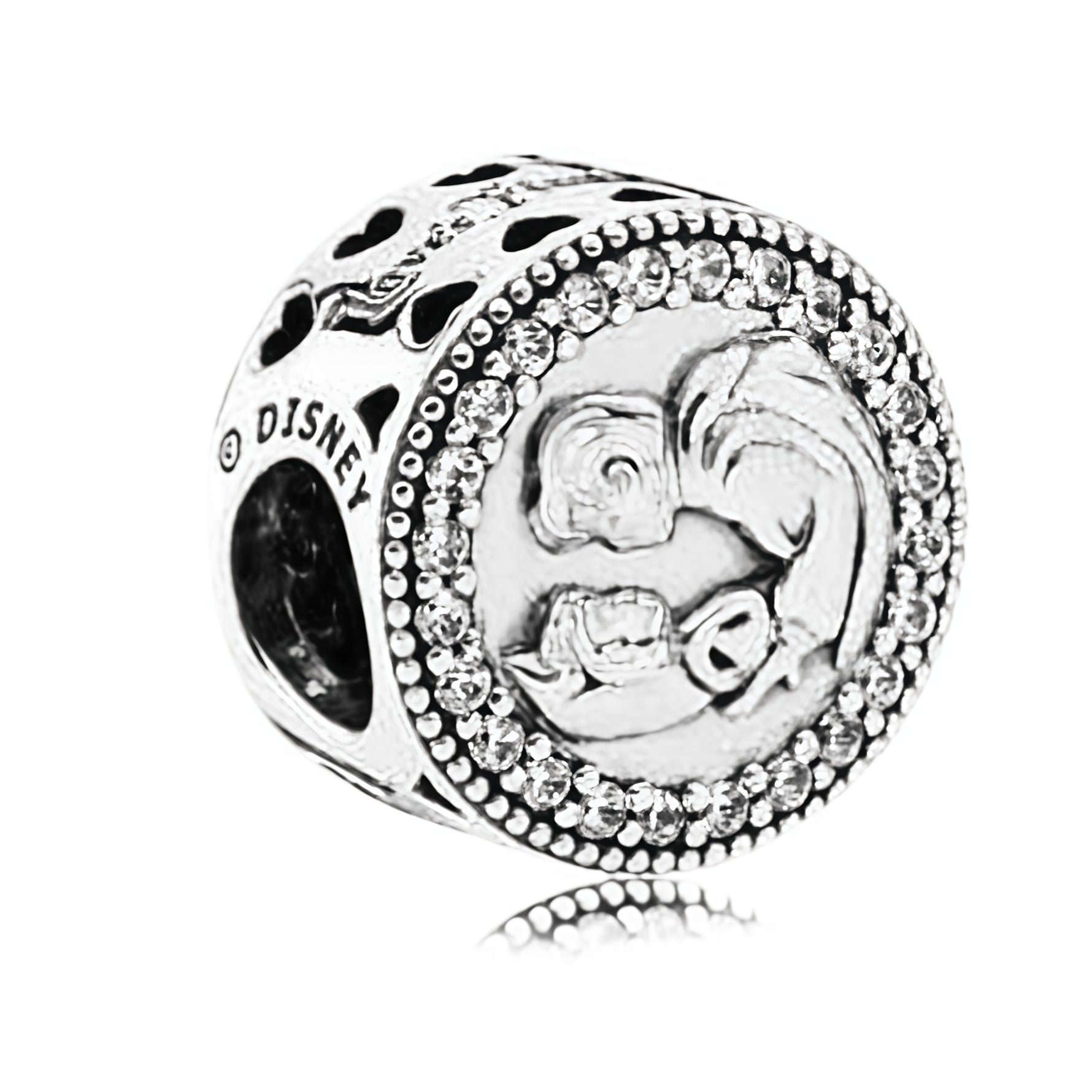 Apporte une touche romantique et féerique à ton bracelet avec ce charm rond inspiré du prince penché sur Blanche-Neige. Tiré de l’univers Disney, ce bijou en argent 925 met en scène le prince dans une pose élégante et symbolique, pour un rendu plein de douceur et de magie. Un charm raffiné et intemporel, parfait pour les fans de Blanche-Neige et des grands classiques Disney.

Caractéristiques :

- Matière : Argent 925 avec détails émaillés.
- Design : Prince penché sur Blanche-Neige avec finitions soignées.