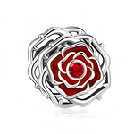 Ce charm en métal argenté forme une rose en relief, construite par plusieurs contours de pétales stylisés qui s’entrelacent pour donner un effet de fleur ouverte très graphique. Au centre, un cœur de rose rouge lisse est rehaussé d’une pierre ronde rouge facettée, qui apporte de la lumière et renforce le côté romantique de la pièce.

Caractéristiques :

-Matière : Métal argenté poli, émail rouge pour les pétales internes, cristal synthétique rouge au centre.
-Design : Rose en couches successives de contours
