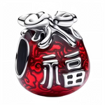 Ce charm reprend le célèbre sac porte‑bonheur des festivités asiatiques. Le corps bombé est recouvert d’un émail rouge profond aux motifs nuageux en relief, tandis que l’ouverture est fermée par un nœud d’argent poli. En façade, le caractère&nbsp;福&nbsp;apporte une touche symbolique forte, idéale pour souhaiter chance, prospérité et protection. Parfait pour un thème Asie, Nouvel An lunaire ou talisman porte‑chance.