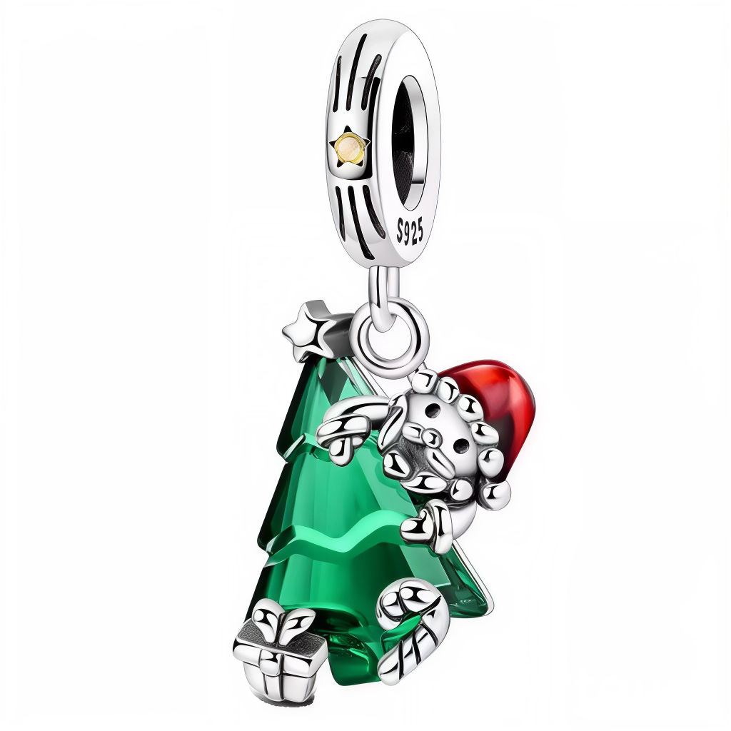 Ce charm enchanteur capture toute la magie de Noël avec un sapin stylisé en cristal vert, une petite étoile argentée, un bonnet de Noël rouge éclatant et de jolis cadeaux à ses pieds. Chaque détail soigneusement ciselé évoque la féérie des fêtes, apportant un éclat raffiné grâce à la brillance de l’argent 925. Les motifs festifs et la finition colorée en font une pièce maîtresse idéale pour sublimer tout bracelet à charms et offrir une touche chaleureuse à ta collection de bijoux d’hiver.