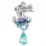 Ce charm marin enchanteur dépeint une silhouette de sirène aux longs cheveux flottants enroulés autour d'une ancre massive aux pointes acérées, queue écailleuse violette-bleue iridescente se lovant gracieusement. Un cristal vert taillé goutte suspendu ajoute éclat mystérieux au pendentif. Symbole d'abysses captivants et liberté ondulante, il plonge les bracelets dans un océan de rêves salés.

Caractéristiques

Matière : Argent 925 avec émail violet bleu et cristal vert.
Design : Sirène queue écailleuse sur 