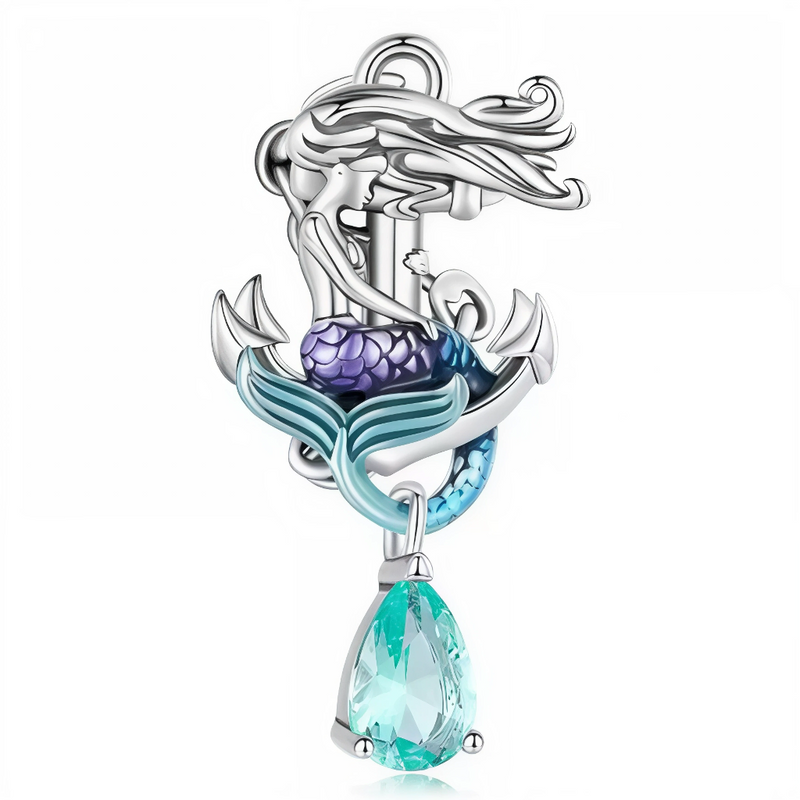 Ce charm marin enchanteur dépeint une silhouette de sirène aux longs cheveux flottants enroulés autour d'une ancre massive aux pointes acérées, queue écailleuse violette-bleue iridescente se lovant gracieusement. Un cristal vert taillé goutte suspendu ajoute éclat mystérieux au pendentif. Symbole d'abysses captivants et liberté ondulante, il plonge les bracelets dans un océan de rêves salés.

Caractéristiques

Matière : Argent 925 avec émail violet bleu et cristal vert.
Design : Sirène queue écailleuse sur 