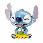 Ce charm capture la malice de Stitch dans une version assise et souriante. Le bleu nacré de son pelage contraste avec l’intérieur d’oreilles rose pâle, tandis qu’une noix de coco verte avec paille apporte une note vacances. La base florale jaune rappelle les îles et met en valeur la finition argent poli pour une pièce joyeuse et colorée.