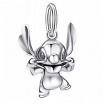 Retrouvez toute l’énergie du célèbre personnage Disney avec ce charm Stitch en argent 925, aux grandes oreilles expressives et au sourire espiègle. Sa finition brillante met en avant les volumes amusants et les traits reconnaissables qui ont fait le succès de l’adorable extraterrestre. À porter sur un bracelet ou un collier, ce bijou incarne l’esprit d’amitié, de famille et la joie de l’aventure. Parfait pour les fans de dessin animé et les amoureux de la collection Disney.

Caractéristiques
Matière : Argen