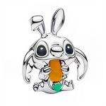 Ce charm pendentif en argent 925 (S925) montre Stitch déguisé lapin aux longues oreilles pendantes en train de croquer une carotte orange juteuse, clin d’œil aux éditions spéciales Easter Disney. Il symbolise malice gourmande, fêtes printanières et chaos mignon.

Caractéristiques :

Matière : Argent 925 (S925) avec émail fourrure, carotte orange texturée réaliste mordue.
Design : Oreilles lapin floppy, dents sorties carotte, posture vorace typique Stitch destructeur-reformé.
Compatibilité : Compatible avec 