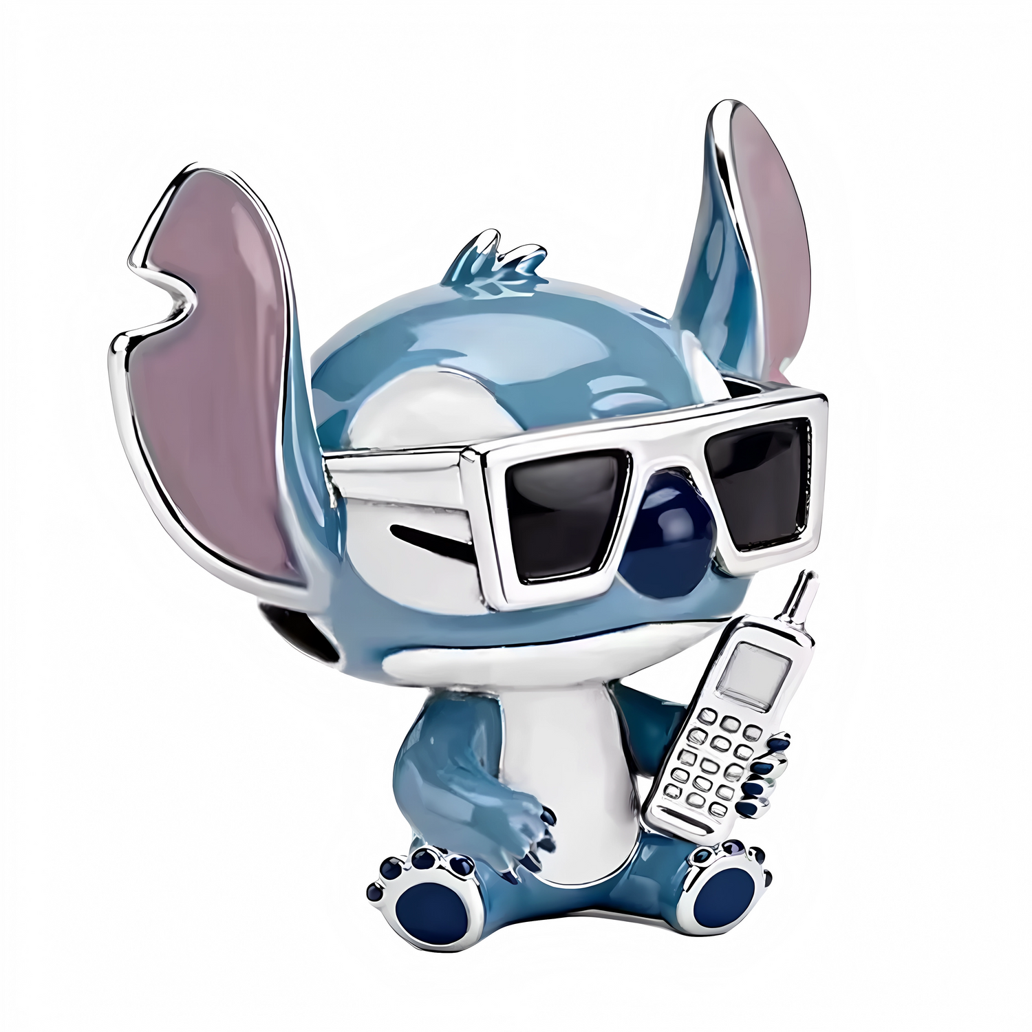 Ce charm met en scène Stitch assis, dans une attitude cool: grandes lunettes opaques façon star et combiné vintage à la patte. Les émaux bleu pastel et rose des oreilles contrastent avec l’argent poli pour un rendu élégant et espiègle. Parfait pour un thème Disney‑like, vacances ou collection pop, il apporte humour et style à votre bracelet.