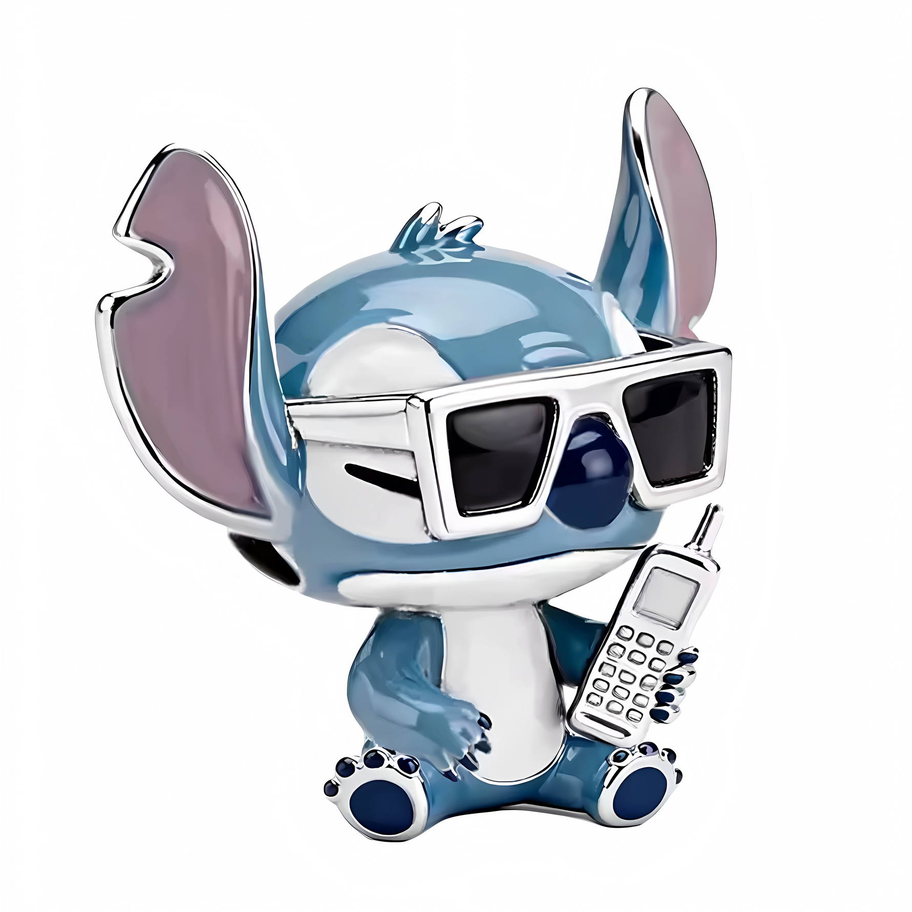 Ce charm met en scène Stitch assis, dans une attitude cool: grandes lunettes opaques façon star et combiné vintage à la patte. Les émaux bleu pastel et rose des oreilles contrastent avec l’argent poli pour un rendu élégant et espiègle. Parfait pour un thème Disney‑like, vacances ou collection pop, il apporte humour et style à votre bracelet.