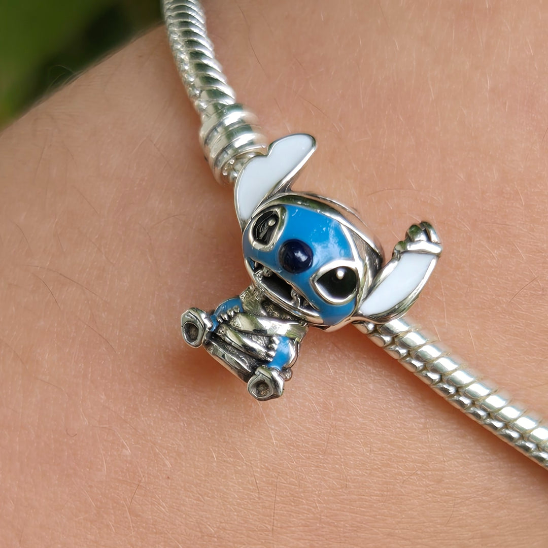 Faites souffler un vent espiègle sur votre bracelet avec ce charm unique représentant Stitch déguisé en momie. Entièrement recouvert de bandages argentés laissant apparaître son adorable frimousse bleue et ses grandes oreilles, il est prêt à semer la pagaille dans l’esprit d’Halloween. Son mélange de mystère et de tendresse en fait une pièce parfaite pour celles et ceux qui aiment les charms à la fois originaux et attendrissants.