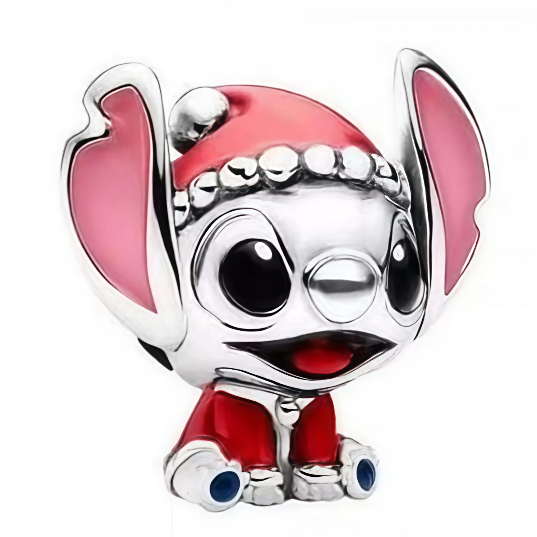 Apporte une touche festive et adorable à ton bracelet avec ce charm Stitch Père Noël. Inspiré de l’univers Disney, ce bijou en argent 925 met en valeur Stitch habillé en Père Noël, avec des détails émaillés rouges, blancs et bleus pour un rendu joyeux et plein de magie. Un charm original et hivernal, parfait pour les fans de Stitch et des pièces pleines de fantaisie.

Caractéristiques :

- Matière : Argent 925 avec détails émaillés.
- Design : Stitch en Père Noël avec finitions soignées.
- Dimensions : Tail