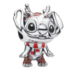 Charm représentant Stitch vêtu d’une tenue de renne, avec une écharpe rouge et blanche autour du cou. Finement travaillé en argent 925 avec des détails colorés, ce modèle capture l’esprit joyeux et chaleureux de Stitch pendant les fêtes de Noël.

Caractéristiques :

Matière : Argent 925 avec détails colorés.
Design : Stitch avec bois de renne, écharpe rouge et blanche et tenue festive.
Style : Disney, hivernal, amusant et coloré.
Symbolique : Noël, amitié, joie, tendresse et esprit festif.
Compatibilité : C