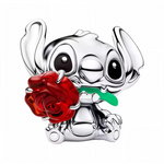 Ce charm pendentif en argent 925 (S925) représente Stitch espiègle tenant une rose rouge entre les dents, sourire malicieux et regard charmeur version romantique. Il symbolise chaos amoureux, tendresse cachée et duo iconique Lilo et Stitch.

Caractéristiques :

Matière : Argent 925 (S925) poli, rose rouge émaillée réaliste pétales.
Design : Stitch assis dents serrées sur tige, oreilles dressées, posture séductrice typique Valentine.
Compatibilité : Compatible avec les bracelets à charms standards (type Pand