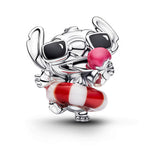 Apporte une touche de fun et de vacances à ton bracelet avec ce charm inspiré de Stitch, représenté avec des lunettes de soleil et une bouée de bain. Son design joyeux et coloré évoque l’été, la détente et l’univers espiègle du personnage, tout en ajoutant une note originale et pleine de bonne humeur à ta collection. Un bijou adorable et pétillant, parfait pour les fans de Stitch et des ambiances ensoleillées.

Caractéristiques :

-&nbsp;Matière : Argent 925.
-&nbsp;Design : Stitch avec lunettes de soleil e
