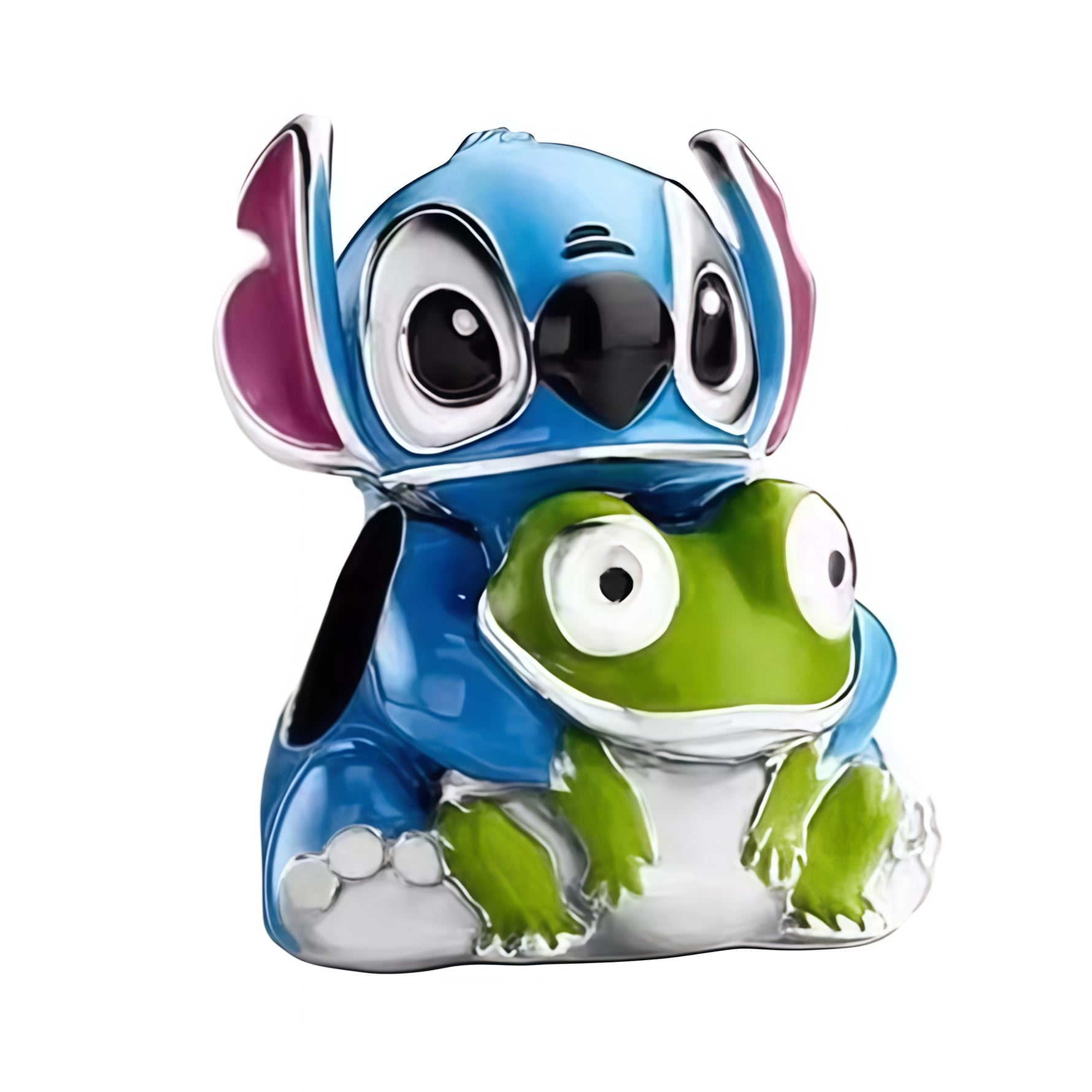 Apporte une touche amusante et attendrissante à ton bracelet avec ce charm Stitch avec grenouille. Inspiré de l’univers Disney, ce bijou en argent 925 met en scène Stitch tenant une petite grenouille, pour un rendu plein de tendresse, de fantaisie et de malice. Un charm original et adorable, parfait pour les fans de Lilo et Stitch et des pièces qui font sourire.

Caractéristiques :

- Matière : Argent 925.
- Design : Stitch avec grenouille en pendentif et finitions soignées.
- Dimensions : Taille délicate e