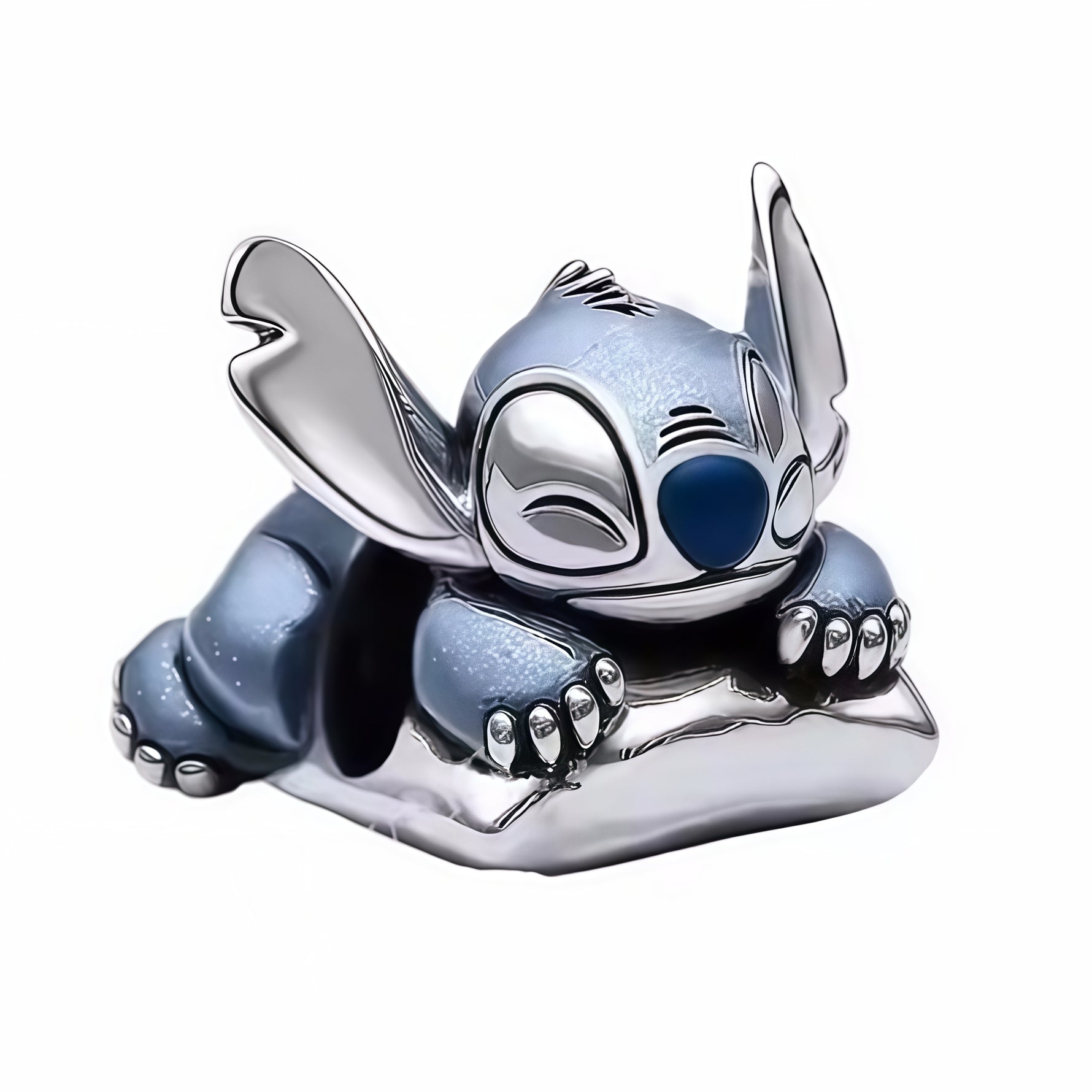 Apporte une touche douce et adorable à ton bracelet avec ce charm Stitch avec oreiller. Inspiré de l’univers Disney, ce bijou en argent 925 met en scène Stitch en train de dormir paisiblement sur un oreiller, pour un rendu attendrissant, original et plein de tendresse. Un charm parfait pour les fans de Lilo et Stitch et des pièces pleines de douceur.

Caractéristiques :

- Matière : Argent 925.
- Design : Stitch avec oreiller en pendentif et finitions soignées.
- Dimensions : Taille délicate et confortable 