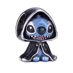 Apporte une touche mystérieuse et adorable à ton bracelet avec ce charm Stitch cape. Inspiré de l’univers Disney, ce bijou en argent 925 met en valeur Stitch dans une cape élégante, avec des détails émaillés pour un rendu original et plein de caractère. Un charm charmant et un peu magique, parfait pour les fans de Stitch et des pièces insolites.

Caractéristiques :

- Matière : Argent 925 avec détails émaillés.
- Design : Stitch avec cape et finitions soignées.
- Dimensions : Taille délicate et confortable 