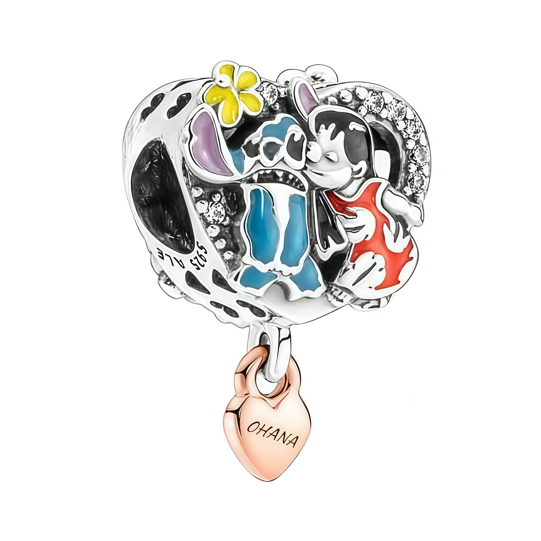 Apporte une touche tropicale et joyeuse à ton bracelet avec ce charm Stitch et Lilo aloha. Inspiré de l’univers Disney, ce bijou en argent 925 met en scène Stitch et Lilo dans une composition pleine de bonne humeur et d’esprit vacances. Un charm original et chaleureux, parfait pour les fans de Lilo et Stitch et des bijoux qui respirent l’ohana.

Caractéristiques :

- Matière : Argent 925.
- Design : Stitch et Lilo aloha avec finitions soignées.
- Dimensions : Taille délicate et confortable à porter.
- Style