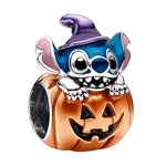 Apporte une touche d’Halloween adorable et magique à ton bracelet avec ce charm Stitch sur citrouille avec chapeau de sorcier. Inspiré de l’univers Disney, ce bijou en argent 925 met en valeur Stitch installé sur une citrouille, avec son chapeau de sorcier pour un rendu festif et plein de fantaisie. Un charm original et saisonnier, parfait pour les fans de Stitch et des pièces pleines de caractère.

Caractéristiques :

- Matière : Argent 925 avec détails émaillés.
- Design : Stitch sur une citrouille avec c