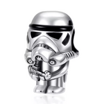 Affichez votre fidélité à l’Empire avec ce charm en argent 925 représentant le célèbre casque de Stormtrooper. Ce bijou finement travaillé rend hommage aux soldats iconiques de Star Wars, parfait pour les fans qui souhaitent ajouter une touche galactique et élégante à leur collection.