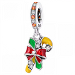 Ce charm festif met à l’honneur l’ambiance chaleureuse des fêtes avec une canne en sucre d’orge magnifiquement détaillée en argent 925, ornée d’émail jaune et vert éclatant, et décorée d’un nœud rouge brillant. Chaque détail évoque la magie de Noël, des cristaux scintillants à la monture pavée de gemmes, pour une touche d’éclat à chaque mouvement. Idéal pour égayer un bracelet ou offrir un symbole de fête, sa conception raffinée s’intègre parfaitement aux compositions de charms européens.
