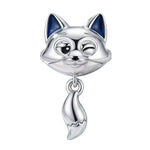 Apporte une touche malicieuse et attachante à ton bracelet avec ce charm tête Nick Wilde. Inspiré de l’univers de Zootopie, ce bijou met en valeur le célèbre renard rusé avec un design détaillé, des finitions soignées et des tons orangés caractéristiques, pour un rendu expressif, tendre et plein de caractère. Un charm original et plein de bonne humeur, parfait pour les fans de Zootopie et des pièces inspirées de l’amitié et de l’humour.

Caractéristiques :

- Matière : Argent 925.
- Design : Tête de Nick Wi