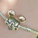 Le Charm Tête de Mickey Rose Gold est un hommage élégant au personnage emblématique de Disney, Mickey Mouse. Avec sa finition en rose gold, ce charm est un accessoire intemporel qui incarne à la fois le côté ludique et le style raffiné. Il est parfait pour tous ceux qui souhaitent afficher leur amour pour Disney avec une touche de modernité.