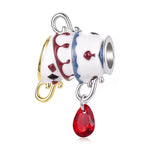 Apporte une touche décalée et féerique à ton bracelet avec ce charm tasse du Chapelier fou. Son design en argent 925 s’inspire de l’univers du célèbre personnage et évoque le thé, la fantaisie et l’imaginaire. Un bijou original et raffiné, parfait pour les amoureux des contes et des pièces pleines de caractère.

Caractéristiques :

- Matière : Argent 925.
- Design : Tasse du Chapelier fou avec finitions soignées.
- Dimensions : Taille délicate et confortable à porter.
- Style : Bijou fantaisie, élégant et o