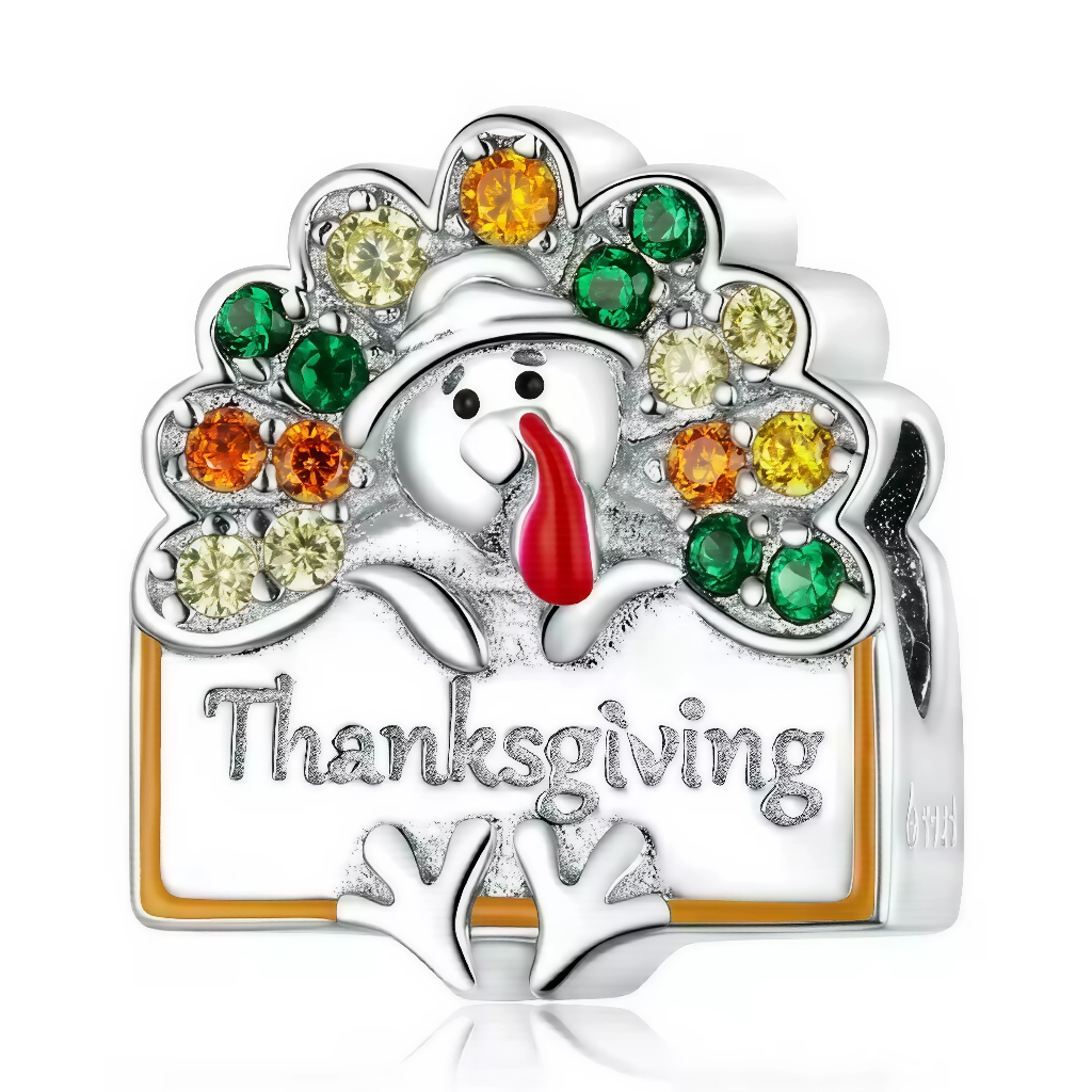 Ce charm festif met à l’honneur la tradition américaine de Thanksgiving avec une adorable dinde argentée coiffée d’un chapeau rigolo et posée devant une plaque gravée. Sa queue est ornée de cristaux aux couleurs chaudes : orange, jaune, vert, qui évoquent la saison des moissons et la générosité des fêtes. Chaque détail ciselé apporte joie et couleur, idéal pour composer un bracelet chaleureux ou offrir un symbole d’amitié et de partage.

Caractéristiques
Matière : Argent 925, cristaux multicolores
Design : 