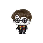 Ce charm pendentif inspiré de l'univers Harry Potter représente un petit sorcier stylisé avec lunettes rondes, coup de cheveux reconnaissable et une écharpe aux couleurs de Gryffondor, le tout en argent 925 poli avec détails émaillés rouge et jaune. Le design mignon et compact montre la robe de sorcier, les manches légèrement évasées et un visage expressif, parfait pour ajouter une note fan-friendly et ludique à un bracelet ou un collier.