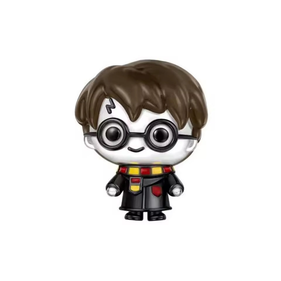 Ce charm pendentif inspiré de l'univers Harry Potter représente un petit sorcier stylisé avec lunettes rondes, coup de cheveux reconnaissable et une écharpe aux couleurs de Gryffondor, le tout en argent 925 poli avec détails émaillés rouge et jaune. Le design mignon et compact montre la robe de sorcier, les manches légèrement évasées et un visage expressif, parfait pour ajouter une note fan-friendly et ludique à un bracelet ou un collier.