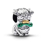 Apporte une touche amusante et originale à ton bracelet avec ce charm représentant une vache tenant un bâton vert. Son design fantaisie et plein de caractère évoque la nature, la bonne humeur et l’originalité, tout en ajoutant une note décalée et attachante à ta collection. Un bijou unique et plein de personnalité, parfait pour les amoureux des animaux et des accessoires insolites.

Caractéristiques :

-&nbsp;Matière : Argent 925.
-&nbsp;Design : Vache avec bâton vert et finition brillante.
-&nbsp;Dimension