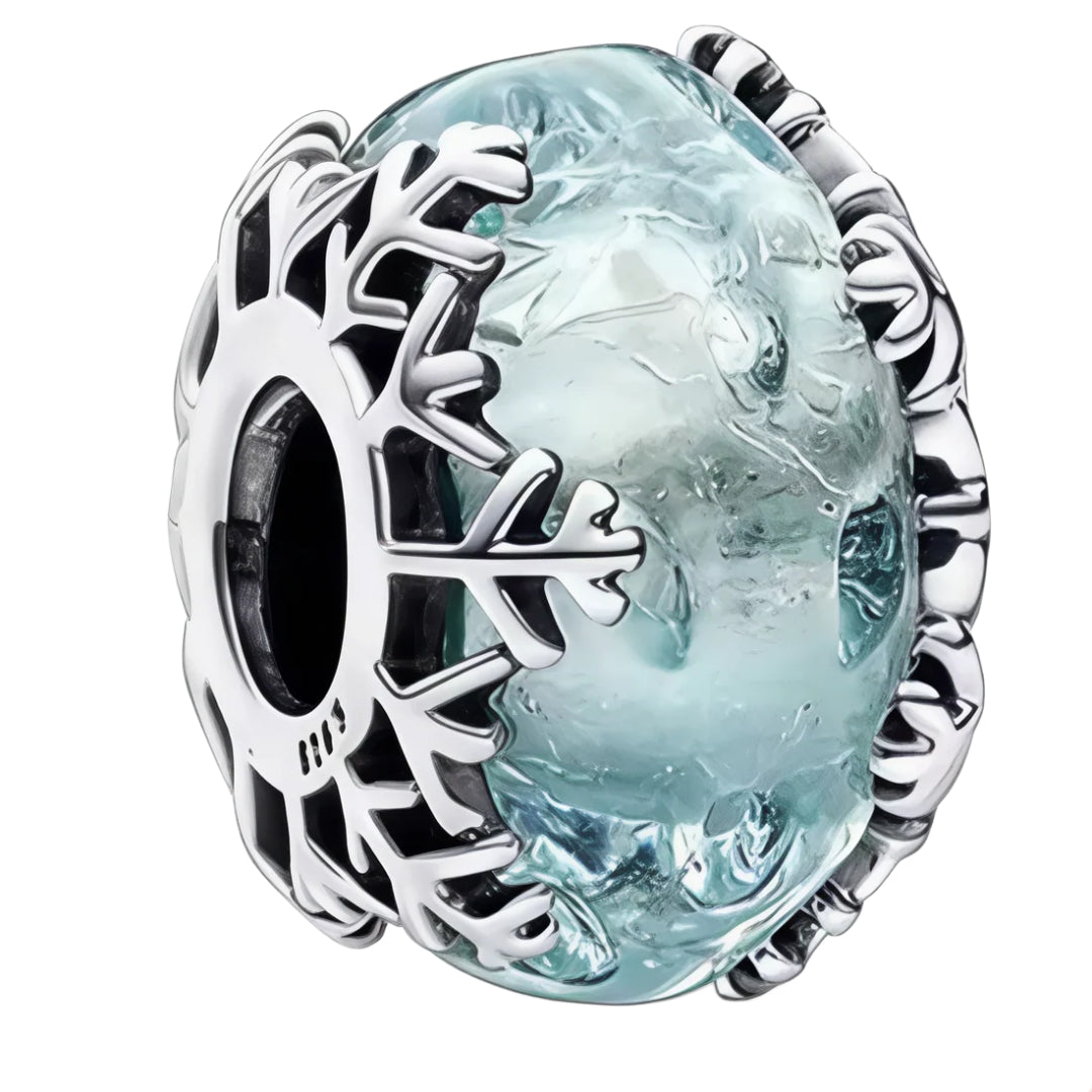 Apportez une touche hivernale à votre collection avec ce charm en verre de Murano Flocon de Neige. Ce bijou raffiné en verre de Murano présente des nuances cristallines et glacées, capturant la magie de l’hiver et l’élégance des flocons de neige. Avec des détails délicats en argent S925 et une compatibilité parfaite avec les bracelets Pandora, ce charm est idéal pour ajouter un éclat saisonnier tout en restant chic et intemporel. Idéal pour les amoureux de l'hiver et ceux qui apprécient la beauté naturelle 