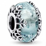 Apportez une touche hivernale à votre collection avec ce charm en verre de Murano Flocon de Neige. Ce bijou raffiné en verre de Murano présente des nuances cristallines et glacées, capturant la magie de l’hiver et l’élégance des flocons de neige. Avec des détails délicats en argent S925 et une compatibilité parfaite avec les bracelets Pandora, ce charm est idéal pour ajouter un éclat saisonnier tout en restant chic et intemporel. Idéal pour les amoureux de l'hiver et ceux qui apprécient la beauté naturelle 
