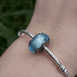 Apportez une touche hivernale à votre collection avec ce charm en verre de Murano Flocon de Neige. Ce bijou raffiné en verre de Murano présente des nuances cristallines et glacées, capturant la magie de l’hiver et l’élégance des flocons de neige. Avec des détails délicats en argent S925 et une compatibilité parfaite avec les bracelets Pandora, ce charm est idéal pour ajouter un éclat saisonnier tout en restant chic et intemporel. Idéal pour les amoureux de l'hiver et ceux qui apprécient la beauté naturelle 