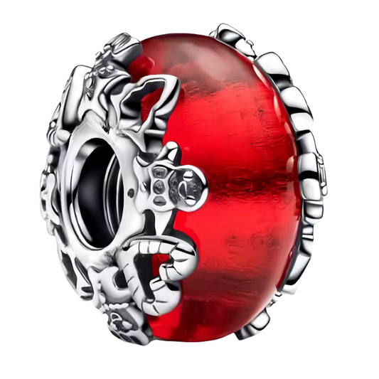 Ajoutez une touche artistique et festive à votre collection avec ce charm Verre de Murano de Noël. Fabriqué à la main avec un verre de Murano aux couleurs éclatantes et aux motifs raffinés, ce charm évoque l'élégance et la magie des célébrations de fin d'année. Les nuances de rouge, vert et or, soigneusement intégrées, créent un design unique qui rappelle les décorations traditionnelles de Noël. Compatible avec les bracelets Pandora, ce charm apportera une note colorée et sophistiquée à votre poignet, idéal