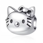 Retrouvez l’adorable visage de Hello Kitty dans ce charm en argent 925, tout en finesse et élégance. Son célèbre nœud et ses traits minimalistes en font une pièce intemporelle, parfaite pour apporter une touche kawaii et raffinée à votre bracelet ou collier. Un incontournable pour les fans de l’univers Sanrio.